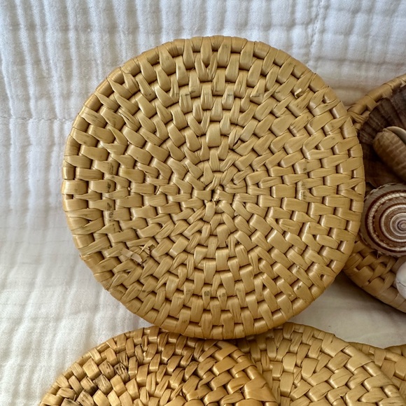 Vintage rattan/wicker seashell coaster set.  Excellent like new condition. - Picture 2 of 7
